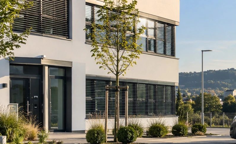 Bürogebäude mit gepflegter Außenanlage